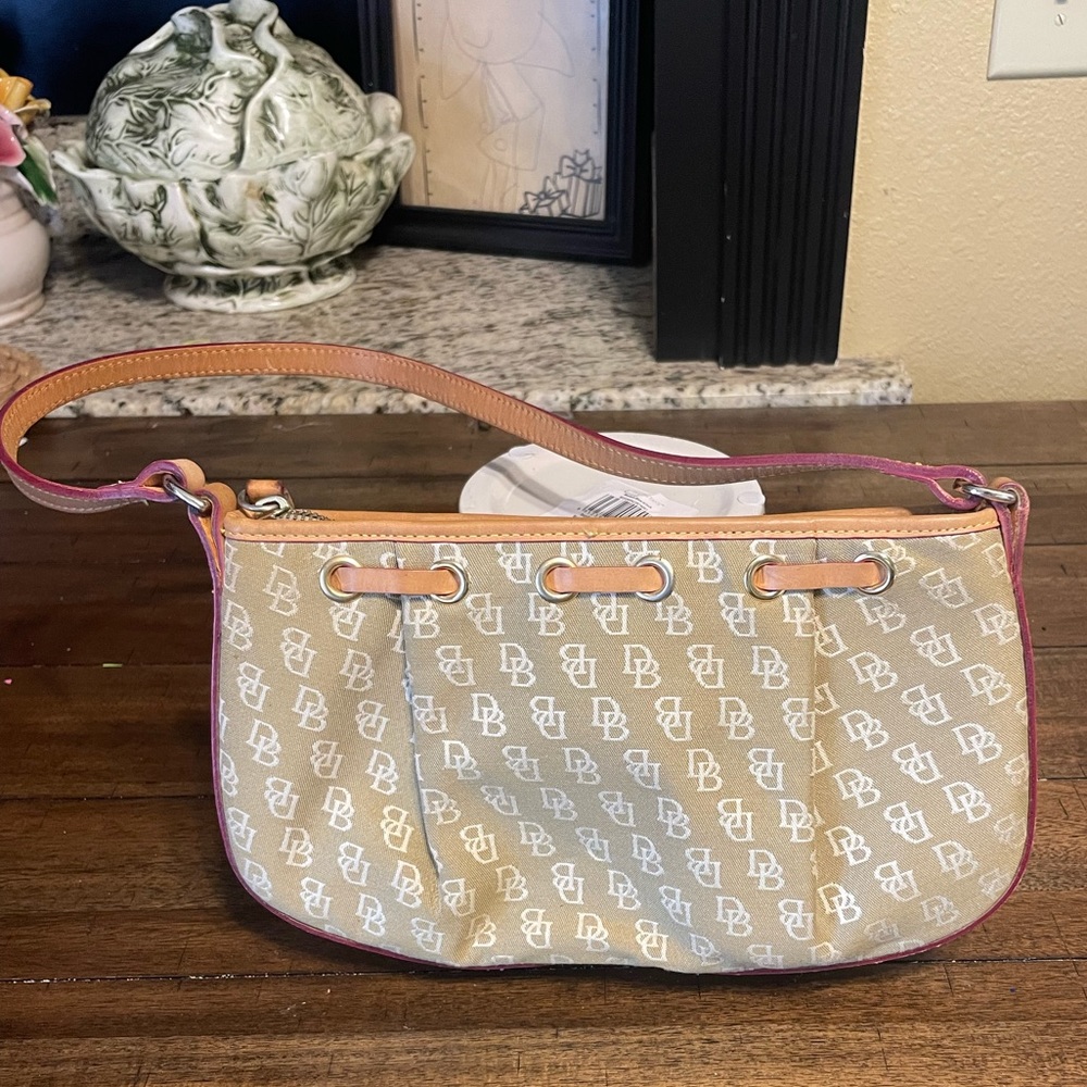 Authentic Dooney and Burke handbag. Excellent condition!